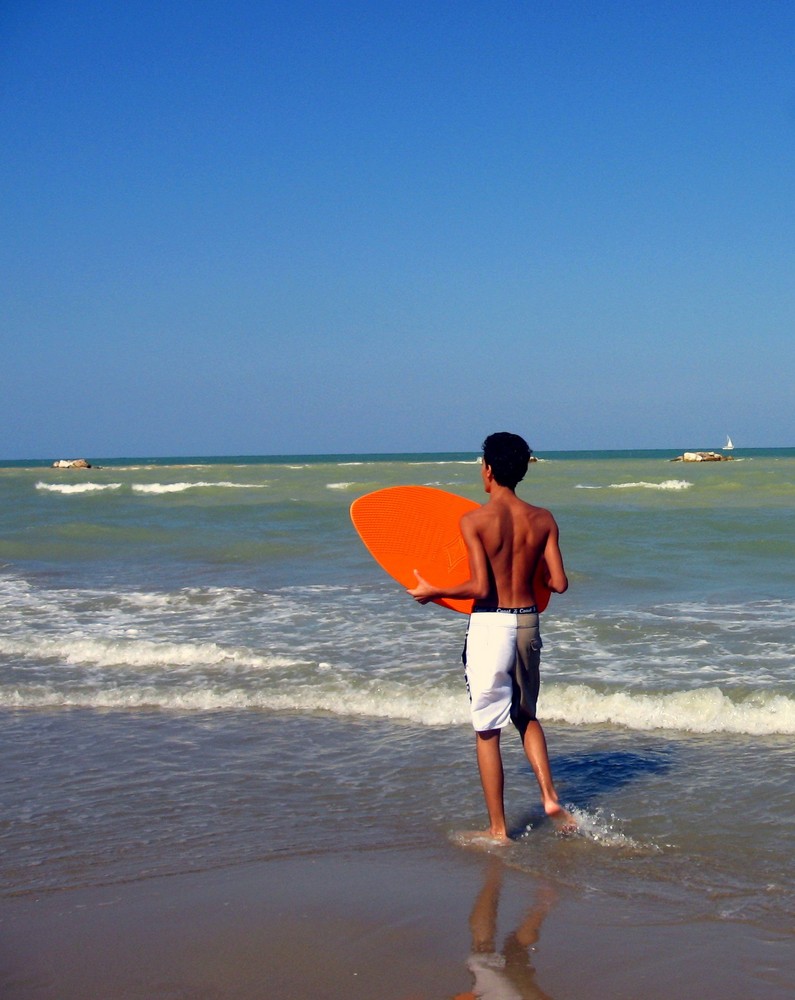 il giovane surfista