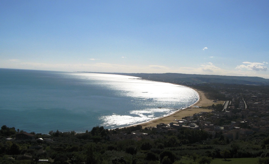 Il Golfo argentato di Vasto liberato da sdraio e ombrelloni