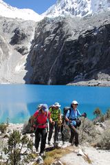 Il gruppo riparte dopo una sosta alla Laguna 69, sotto la parete del Chacraraju