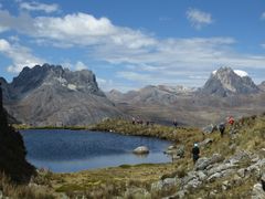 Il "laghetto sospeso" nella tappa che ci farà raggiungere la Cordillera Raura