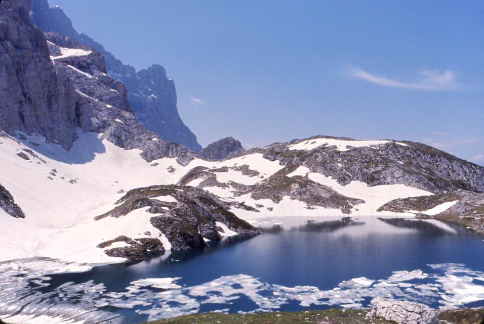 Il lago Coldai nel gruppo della Civetta (giugno 1975)