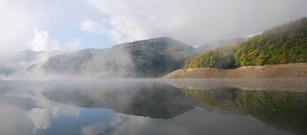 Il lago d'autunno