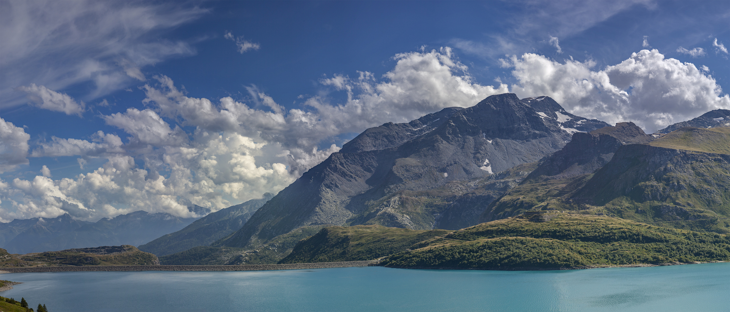 Il Lago del Moncenisio, dalla sponda nord guardando verso la sponda sud e la diga.