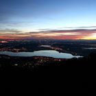 il lago di varese all'imbrunire