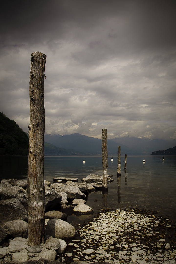 il lago e la tempesta in arrivo