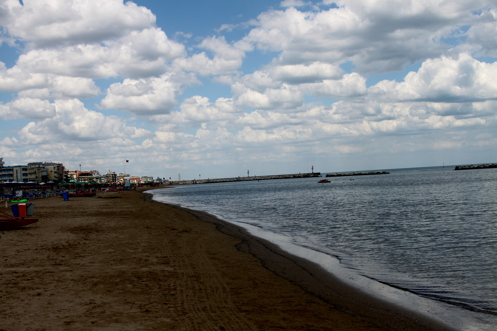 Il mare con le sue bellissime nuvole bianche