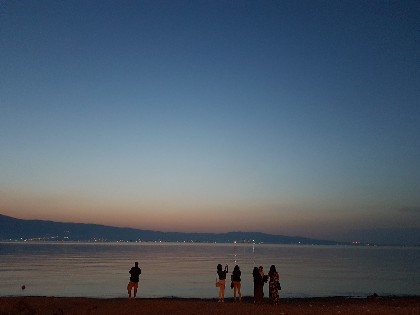 " Il mare è  come la musica, contiene e suscita tutti i sogni dell' anima ".