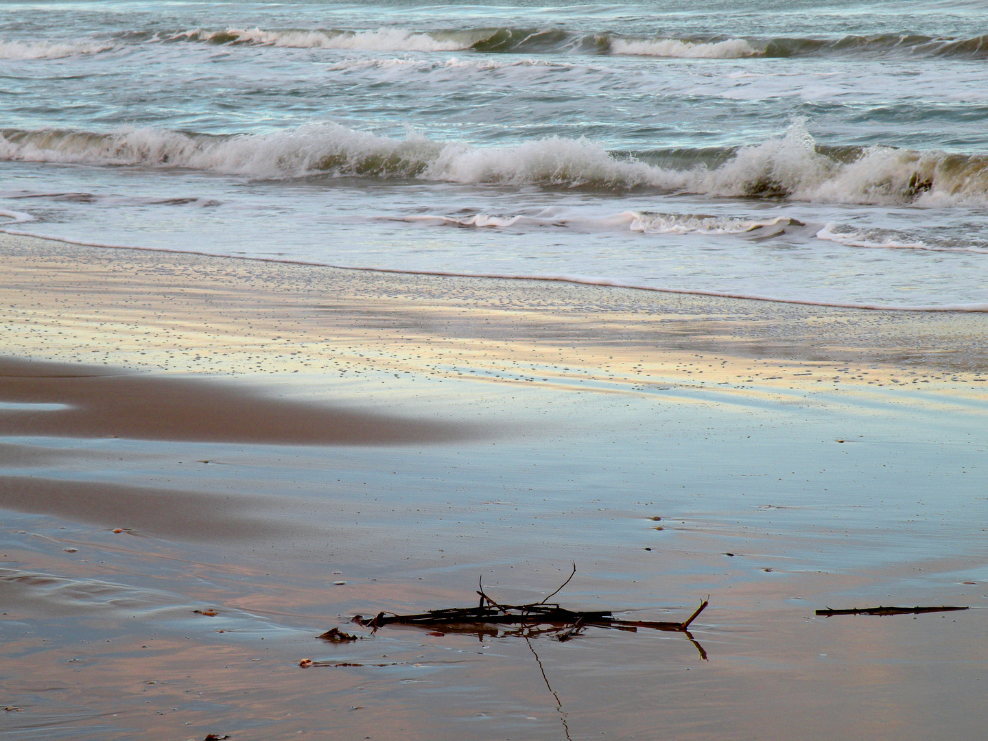 Il mare riflette i vividi colori invernali