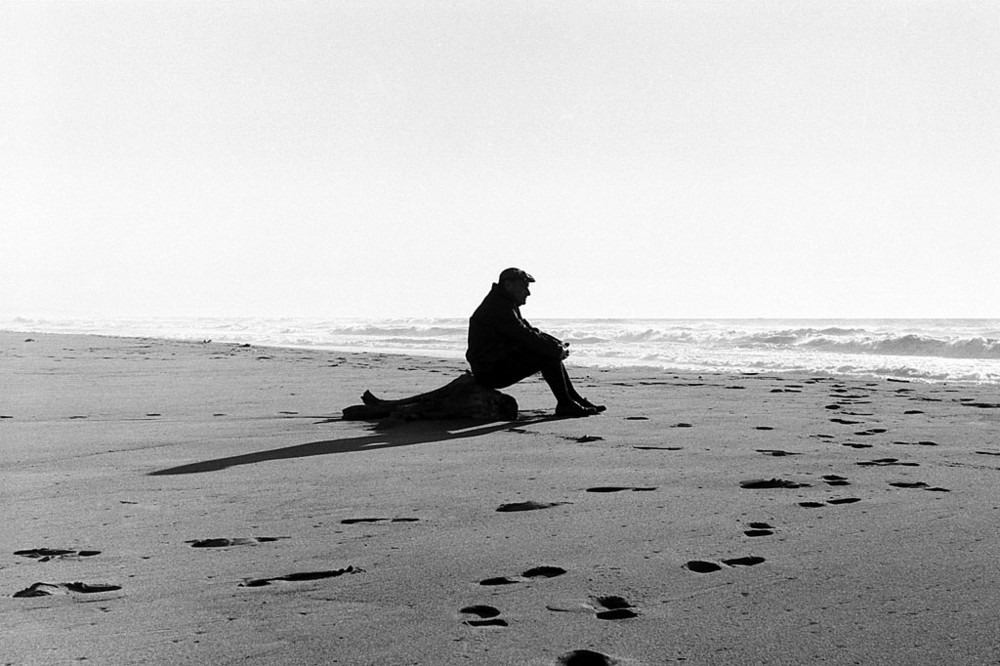 il mare, un uomo, la sua ombra