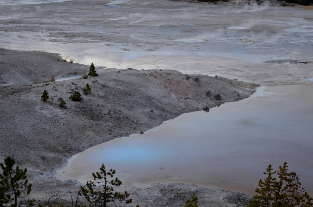 il misterioso blu nella valle dei geyser