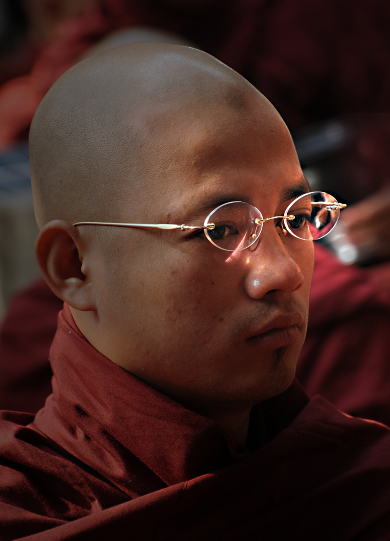 il monaco intellettuale giovane