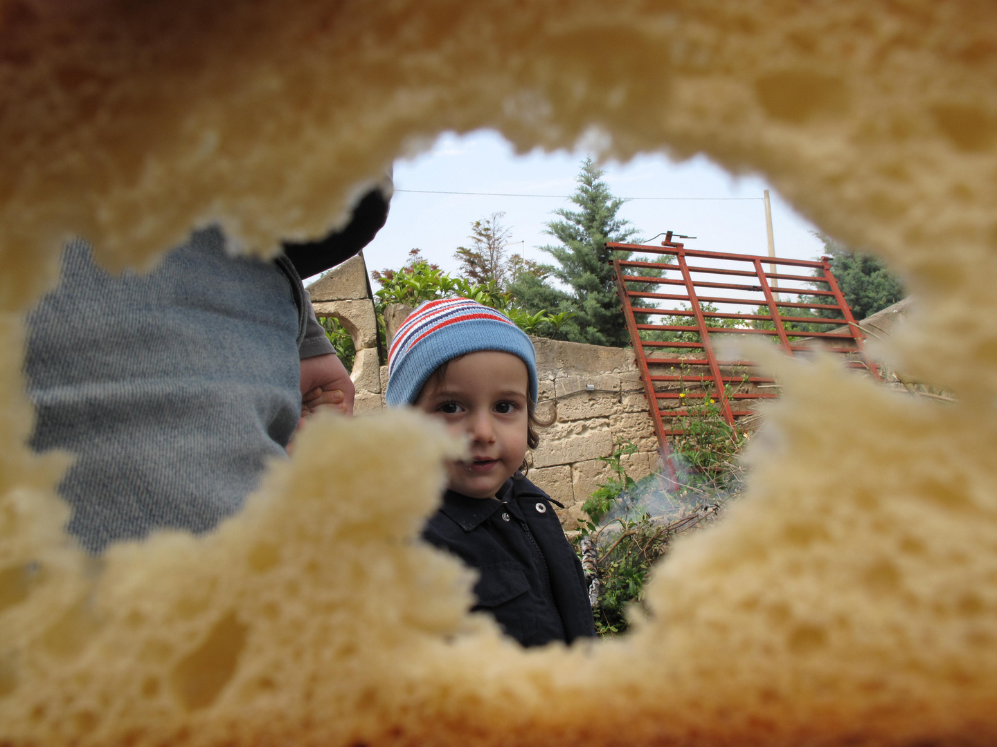 Il mondo visto attraverso una fetta di pane bucata....