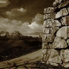 Il Monte Velino dalla Porta Romana di Alba Fucens