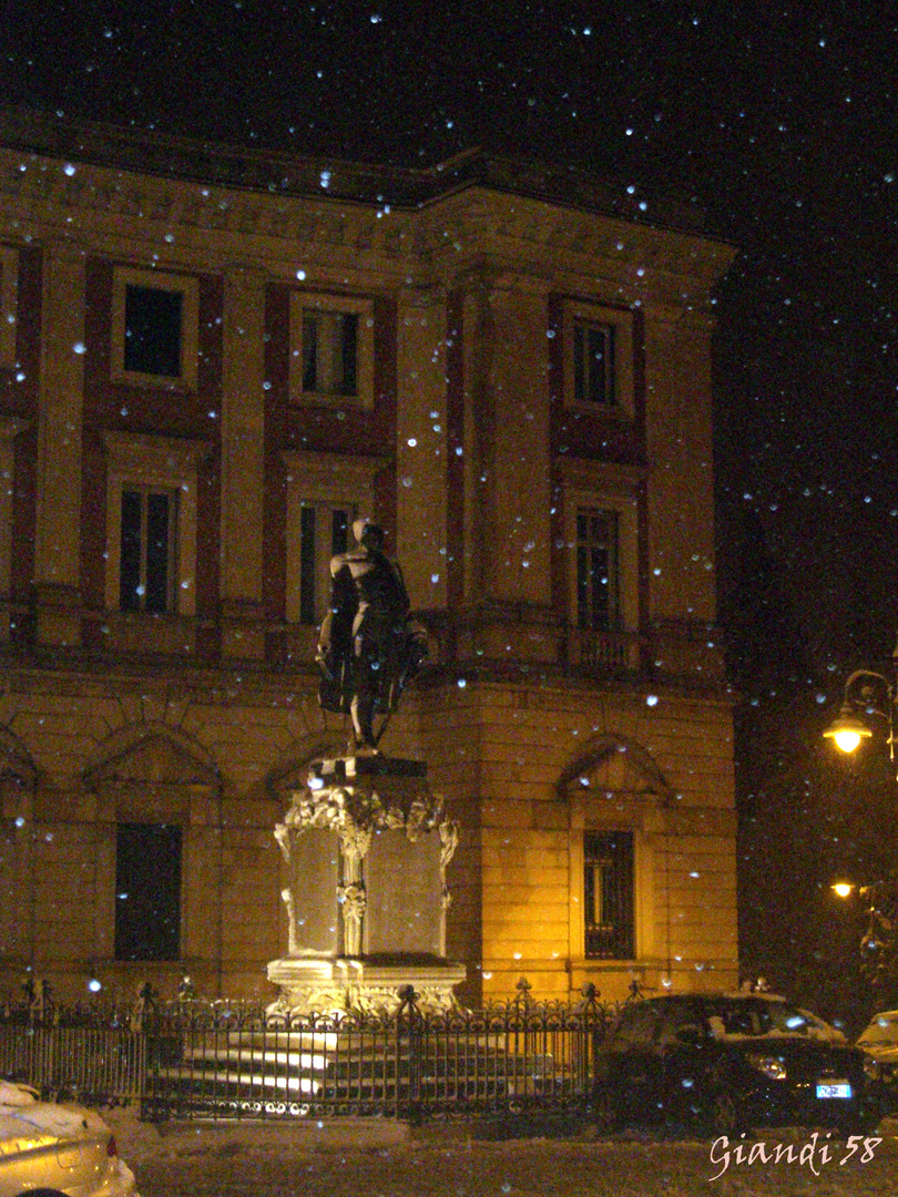 il monumento a Gabriele Pepe in notturno