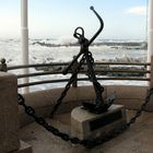 il monumento ai caduti con il suo mare