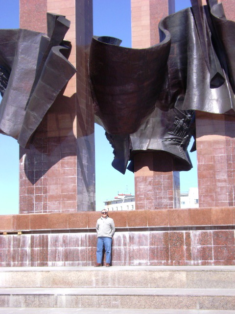 Il monumento in Noviy Urengoy 2008