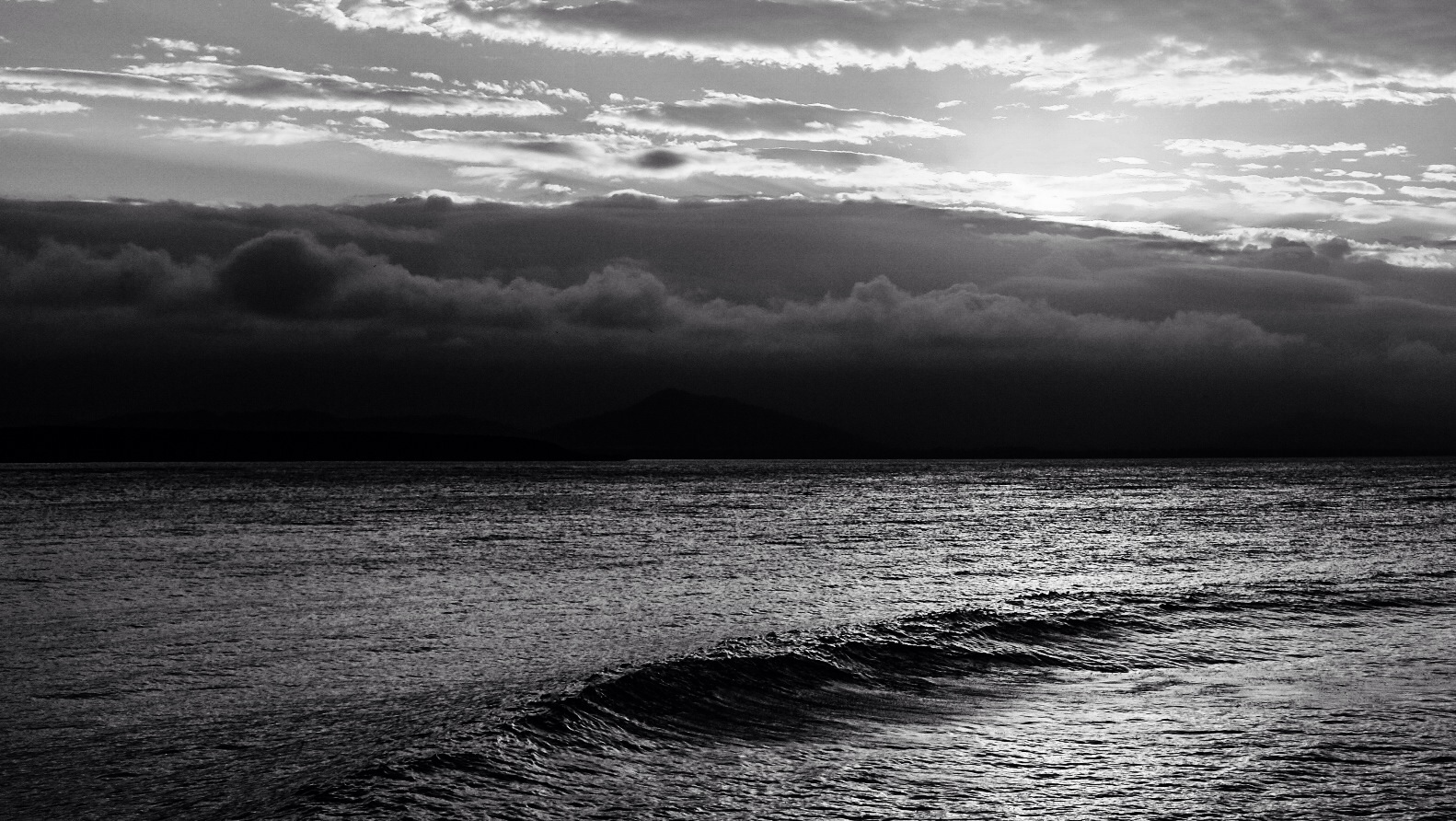 Il nero tra il mare e il cielo