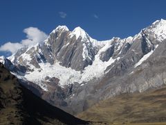 Il Nevado Jirishanca, al centro, mentre a destra si intravede il Nev. Rondoy