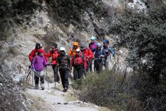 Il nostro gruppo sul tratto di sentiero lungo il lago di Ichicocha