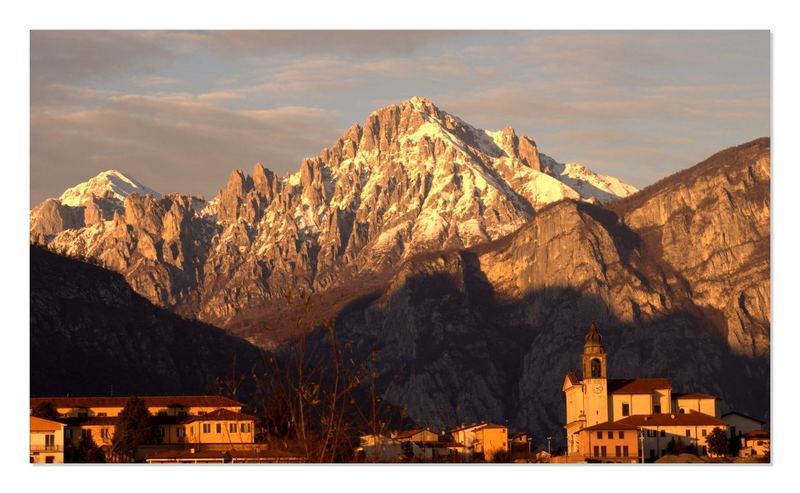 ..il paese sorride..la montagna "grigna"