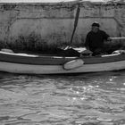 Il pescatore sul porto.