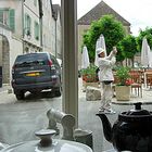 Il photographie la cathédrale de Chartres.