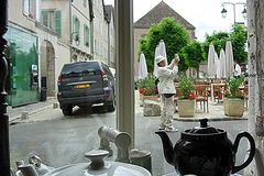 Il photographie la cathédrale de Chartres.