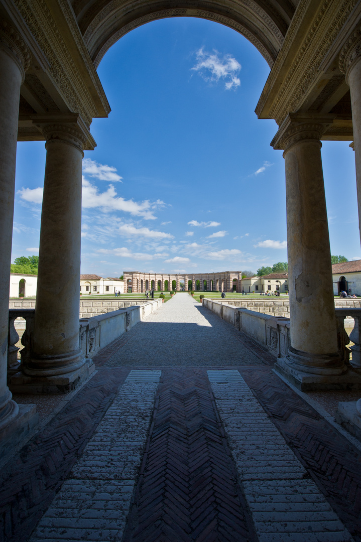 Il ponte verso il giardino