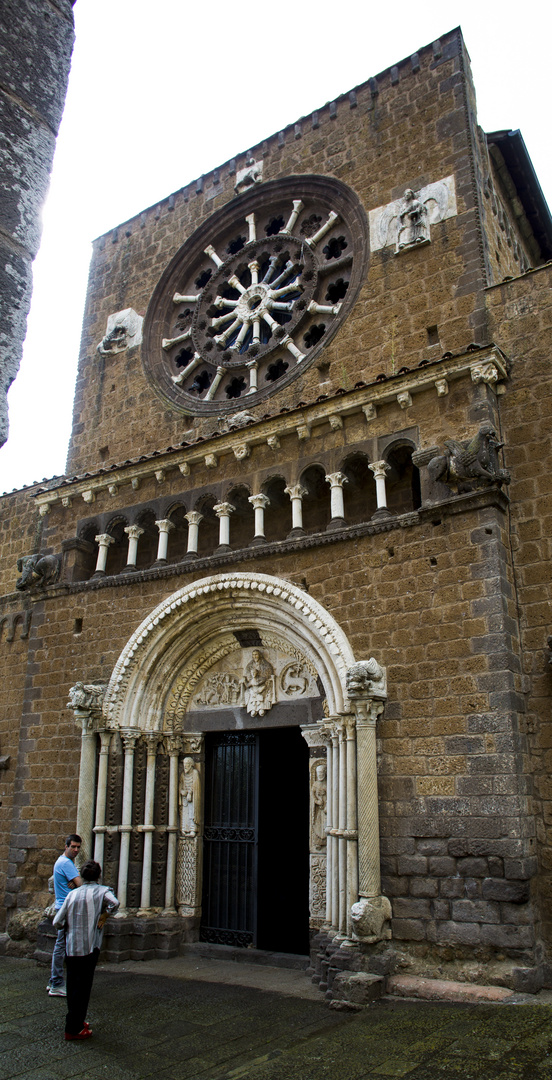 Il portale centrale della facciata di S. Maria Maggiore a Tuscania