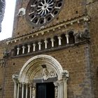 Il portale centrale della facciata di S. Maria Maggiore a Tuscania