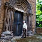 Il portale di destra della basilica di S. Maria Maggiore, a Tuscania