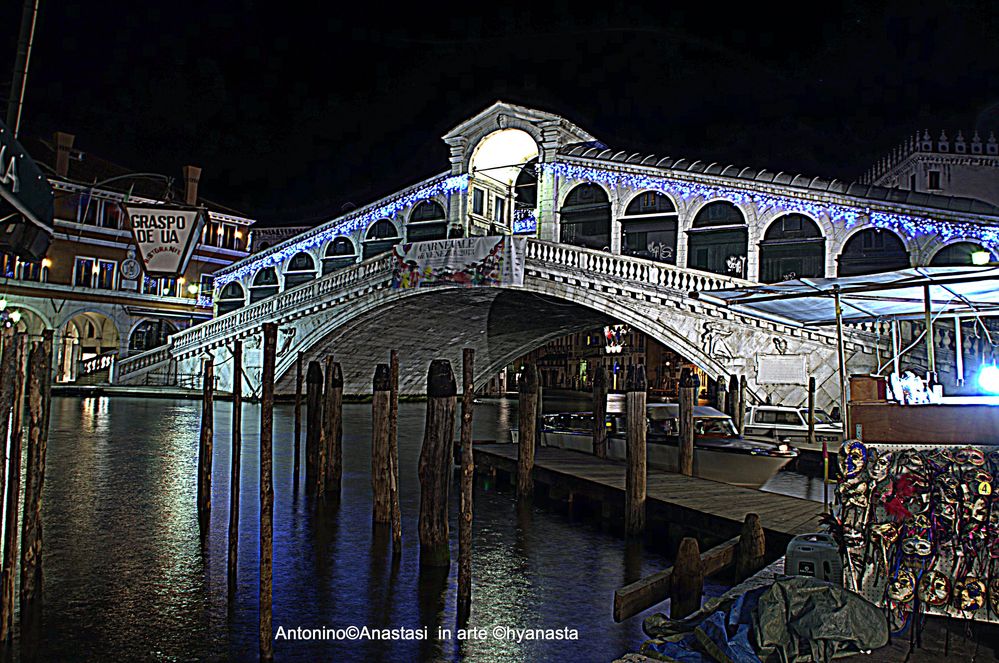 Il Rialto .... uno splendore nella notte buia!