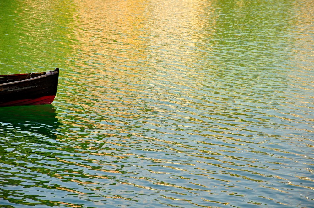 Il riflesso d'orato in un lago di montagna