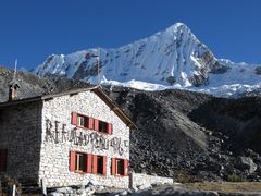 Il rifugio Perù-Pisco, con la cima del Pisco sullo sfondo