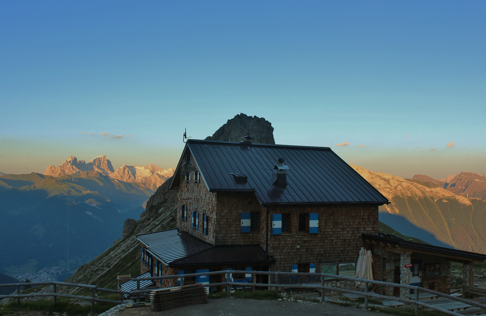 Il Rifugio Roda di Vael al tramonte