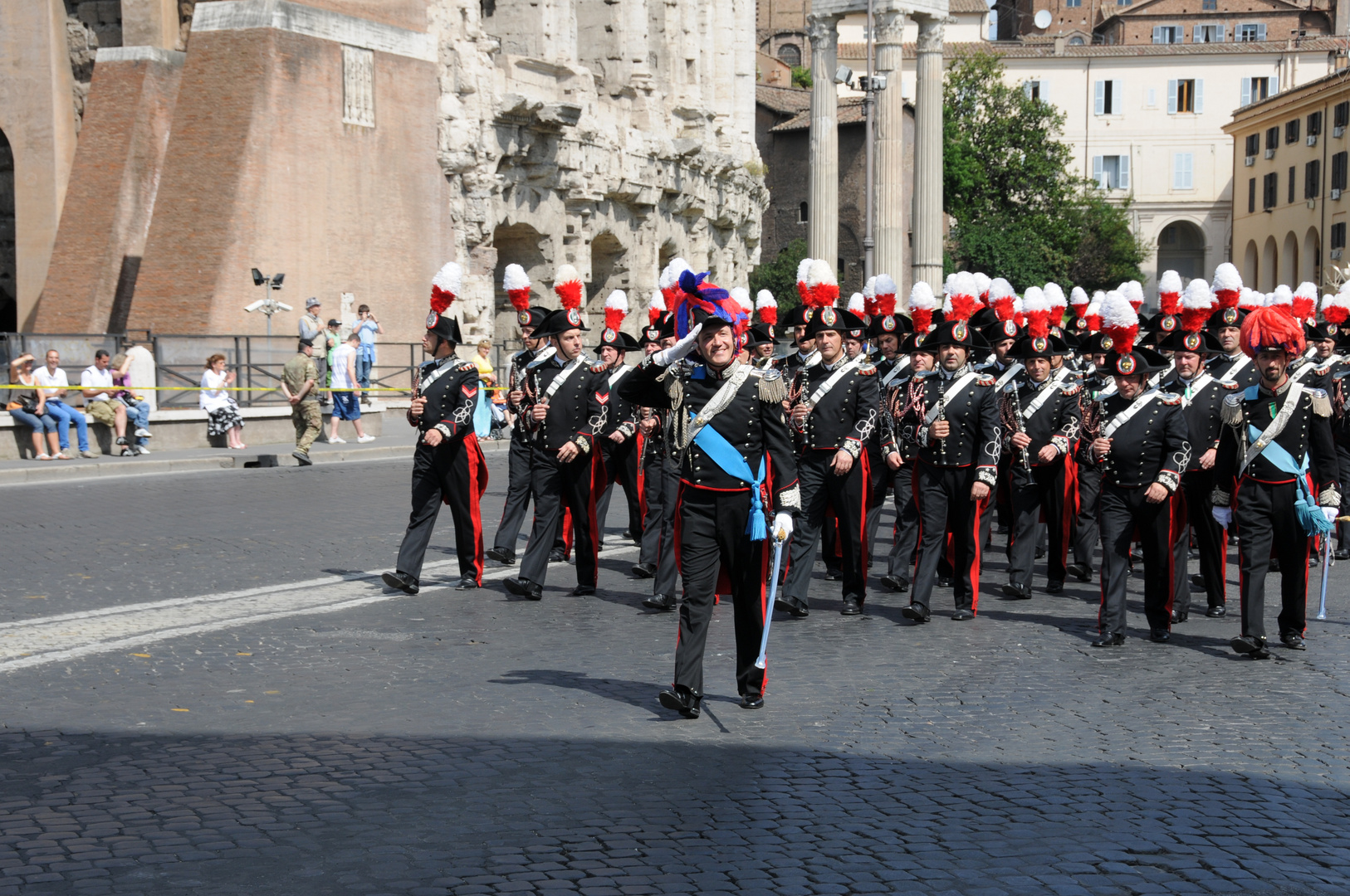 il saluto al pubblico romano