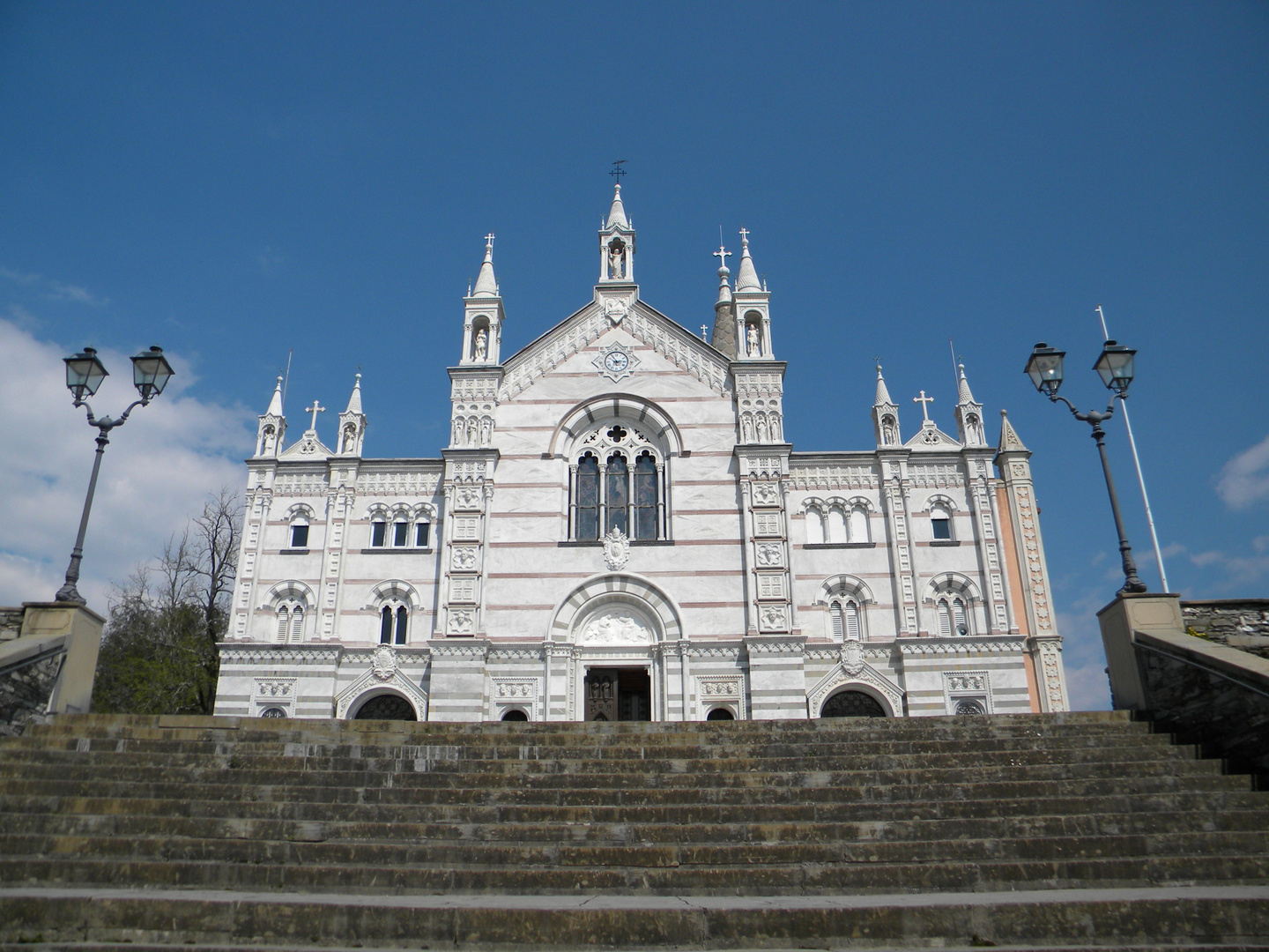 IL SANTUARIO NOSTRA SIGNORA DI MONTALLEGRO SULLE ALTURE DI RAPALLO