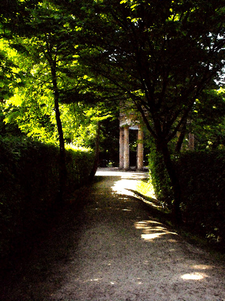 il sentiero che porta al tempio del parco ducale parma