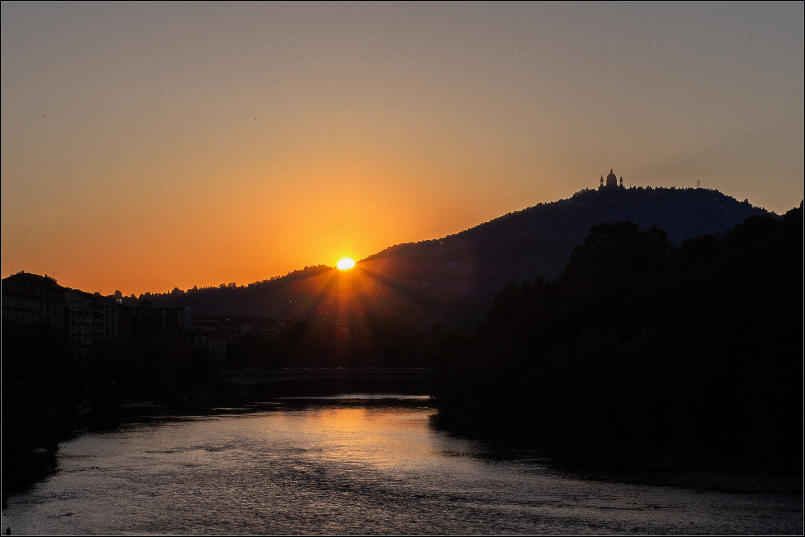 il sole che spunta all'alba Foto % Immagini