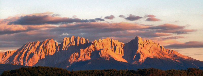 "il sole del tramonto avvolge le dolomiti"