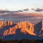 "il sole del tramonto avvolge le dolomiti"