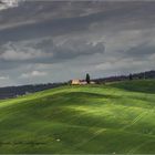 il sole dipinge la terra toscana