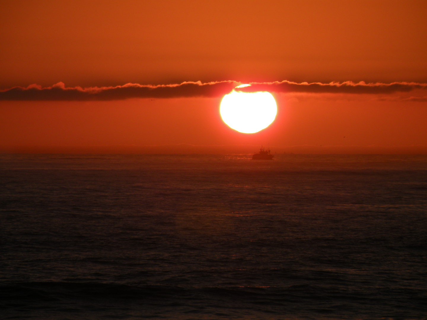 il sole scende nell'oceano e i pescatori vanno a lavorare