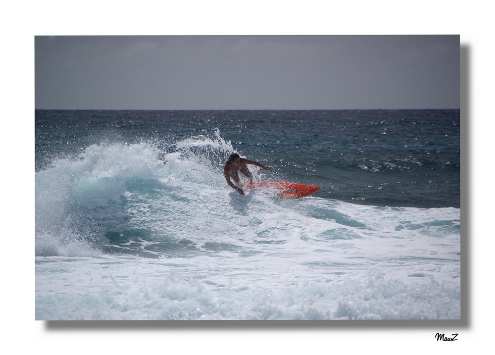 ... Il surf non è sport per signorine... O no ??? ....