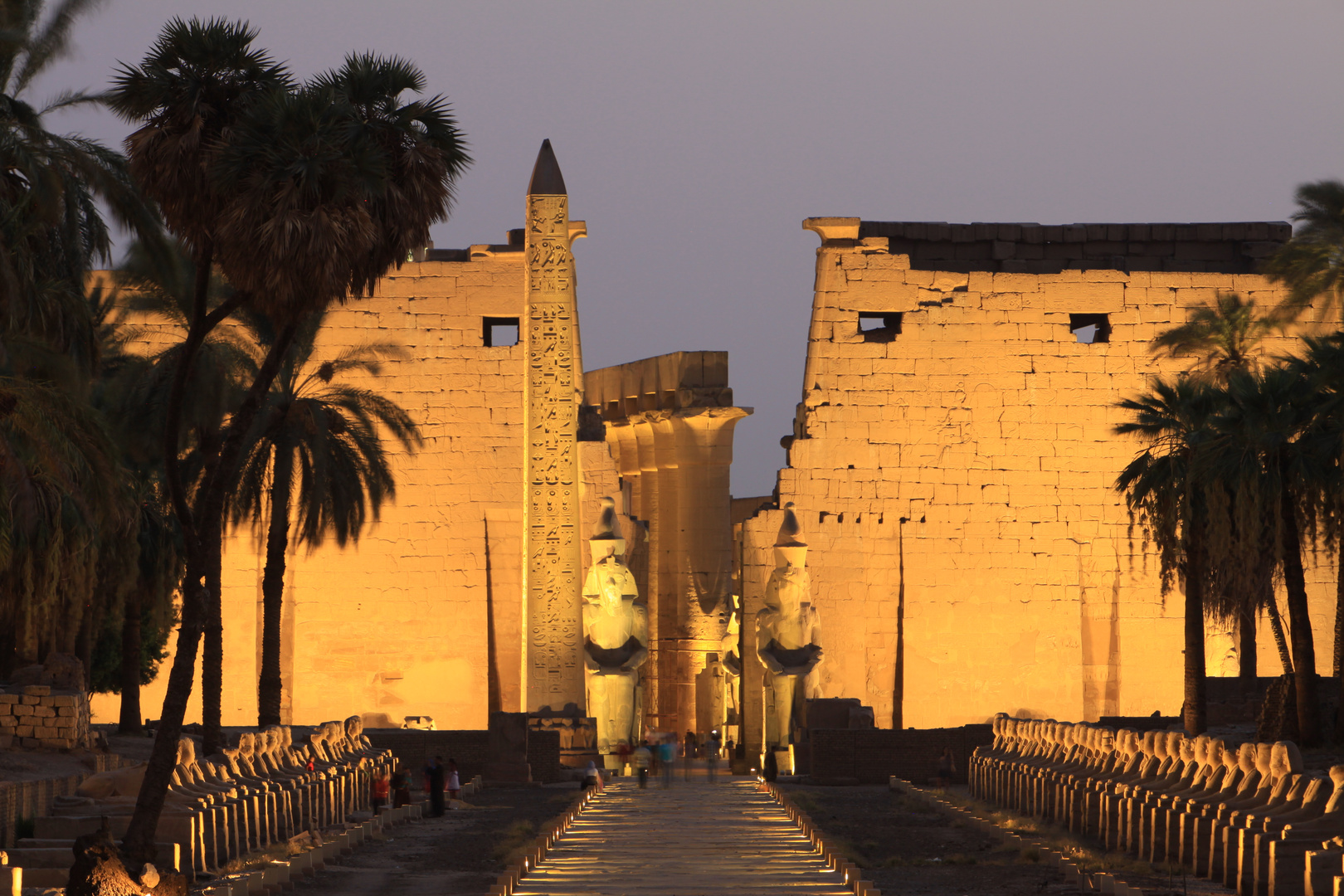 IL TEMPIO DI LUXOR ALLA SERA