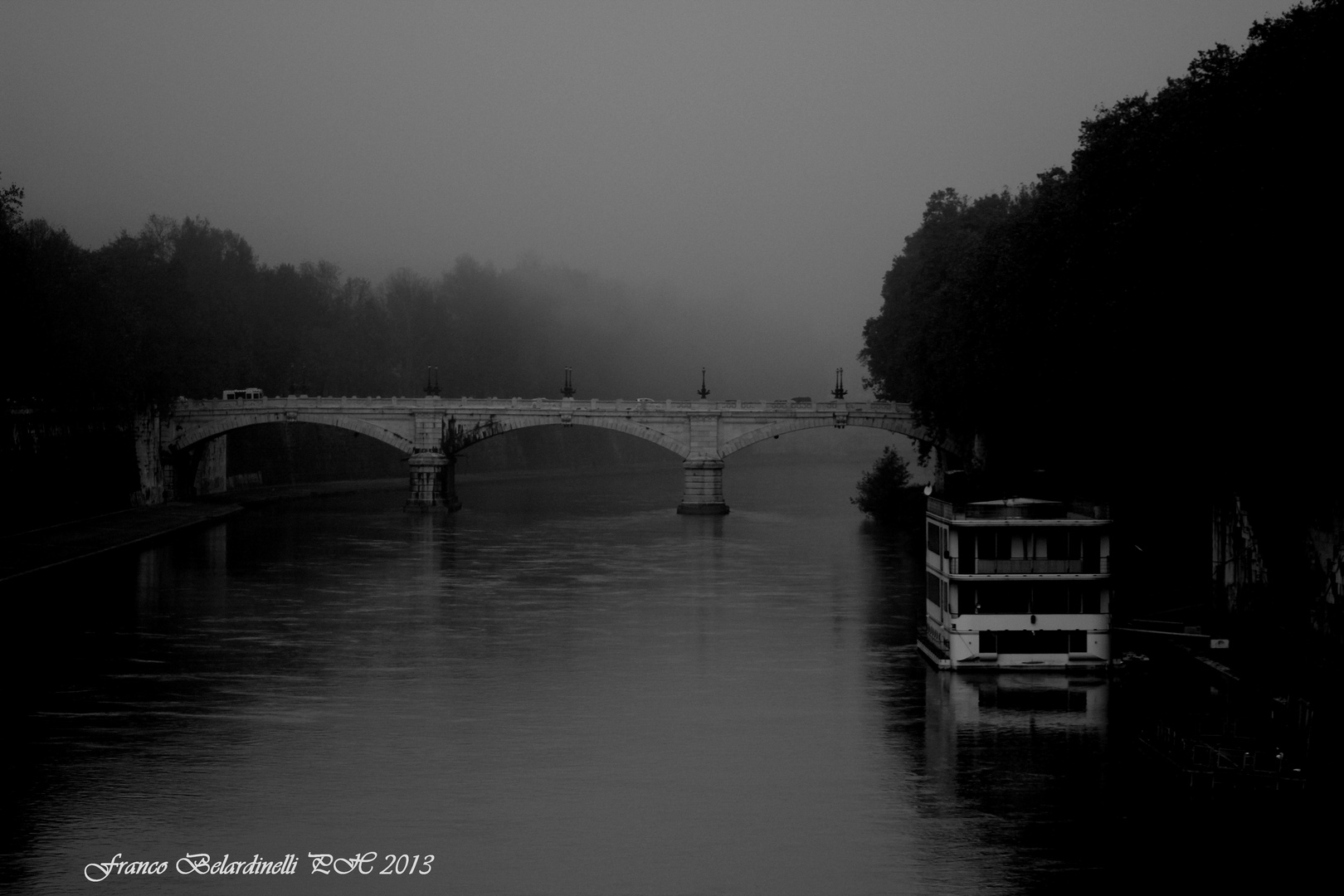 Il Tevere scorre placido in una mattinata nebbiosa....