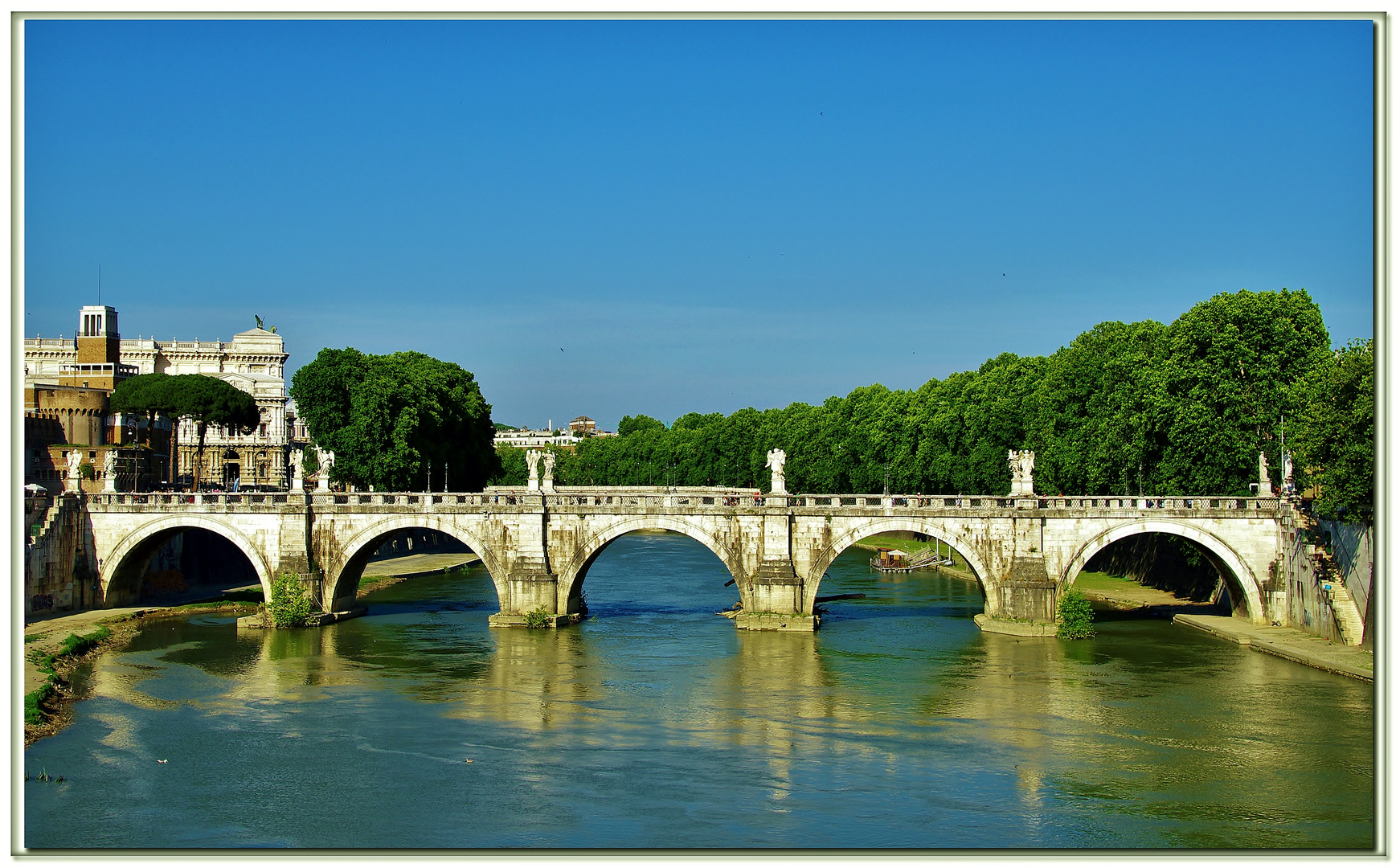 il tevere vestito di luce del tramonto