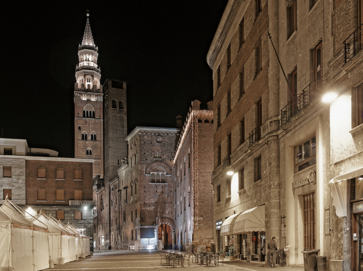 Il Torrazzo di Cremona da piazza Stradivari