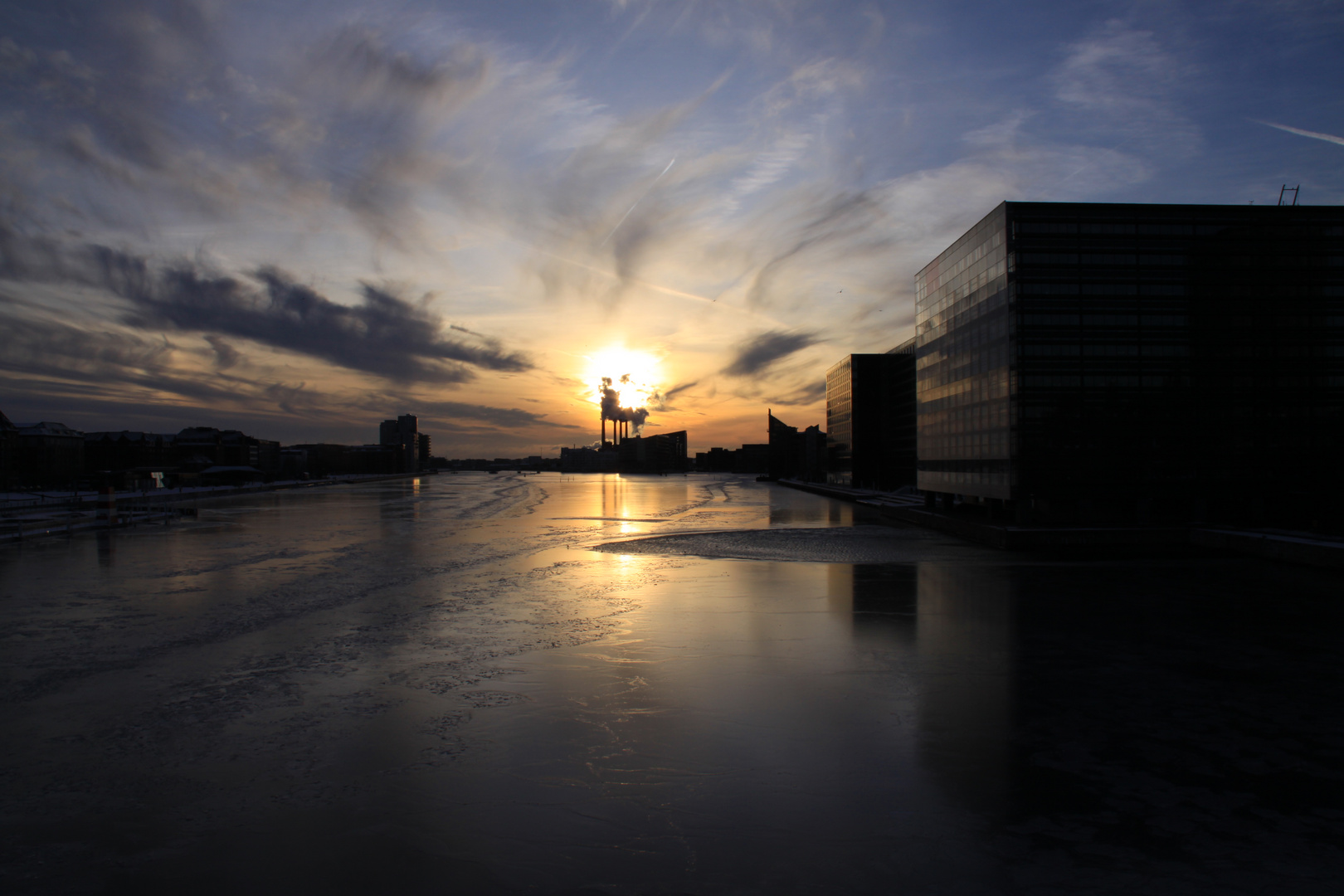 Il tramonto e i riflessi urbani