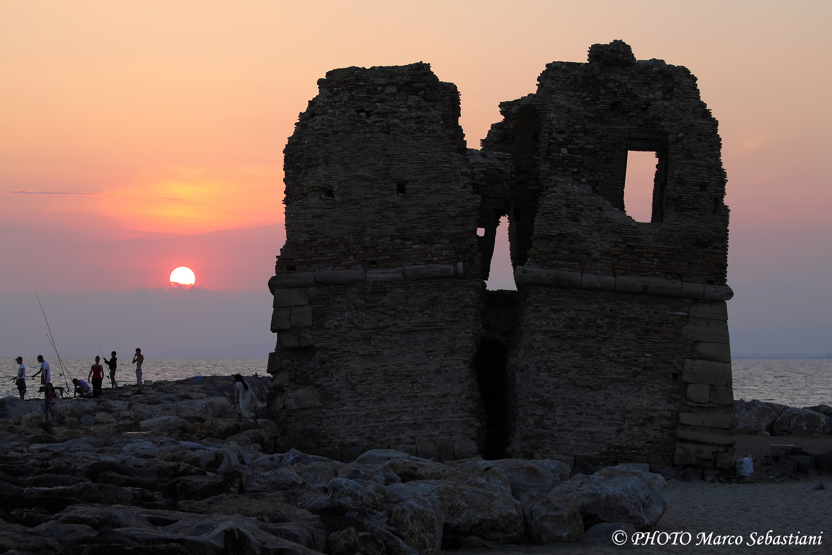 Il tramonto e la Torre Flavia